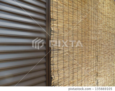 Blinds and door pockets 135669105
