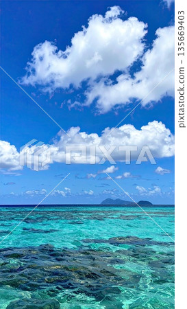 《AI圖像》美麗的藍色大海和天空 135669403