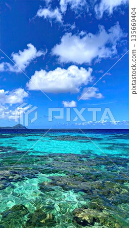 《AI圖像》美麗的藍色大海和天空 135669404