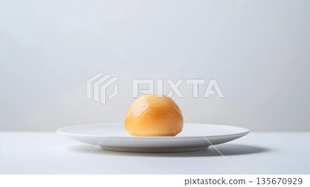 一份簡單的圓形麵包，盛放在白色盤子上。 135670929