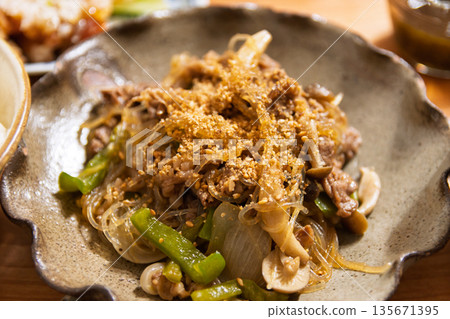 韓式牛肉炒粉絲雜菜 135671395