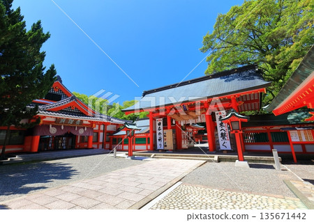 [Wakayama Prefecture] The shrine gate of Kumano Hayatama Taisha Shrine on a clear day 135671442