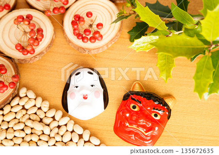 節分裝飾品：福豆、禦福、妖怪、冬青和山切樹的紅色漿果 135672635