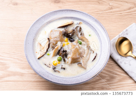 雞肉蘑菇奶油燉菜 135673773