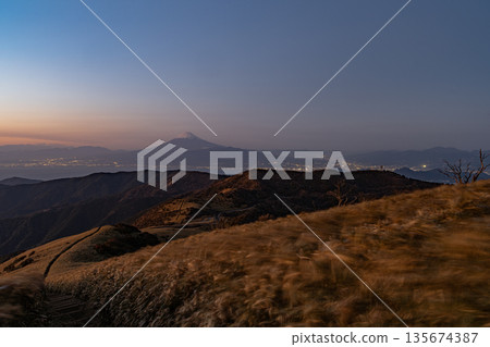 黃昏時分從山頂眺望富士山 黃昏時分從山頂眺望富士山 135674387
