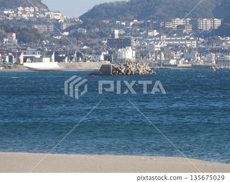 遠處可見的小港口、大海和礁石。 135675029