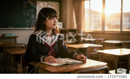 黃昏時分，一名身穿制服的高中女生在教室裡面微笑，眺望著未來，即將畢業。 135675060