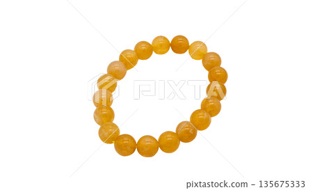 白色背景上的黃色蛋白石手鐲微距照片 135675333