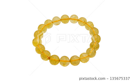 黃水晶天然石手鍊微距攝影白色背景 135675337