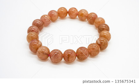 白色背景上的草莓石英手鍊微距照片 135675341