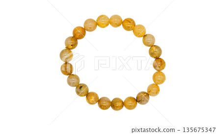 金紅石石英手鍊，微距攝影，白色背景 135675347