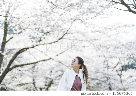 一個女人看著櫻花 一個女人看著櫻花 135675365