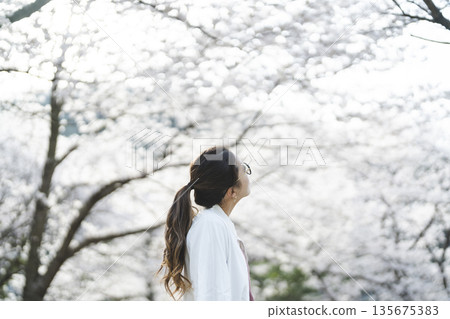 一個女人看著櫻花 一個女人看著櫻花 135675383