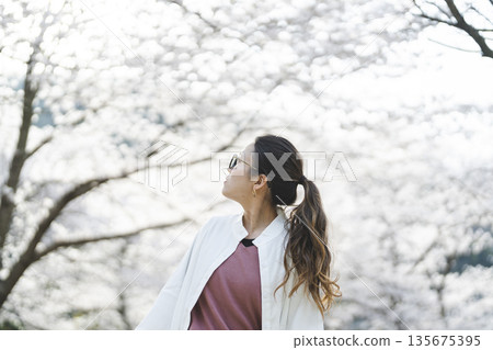 一個女人看著櫻花 135675395