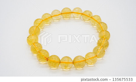 黃水晶天然石手鍊微距攝影白色背景 135675533