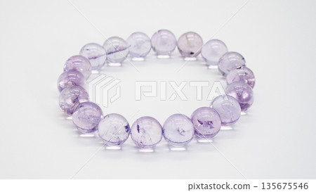 薰衣草紫水晶手鍊微距白色背景 135675546