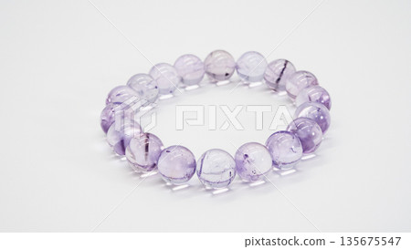 薰衣草紫水晶手鍊微距白色背景 135675547