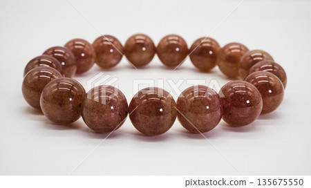 鋰雲母晶體手鍊微距攝影白色背景 135675550