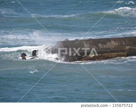 波濤洶湧的海面和浪花 135675722