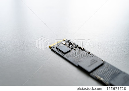 高速儲存 M.2 NVMe SSD 特寫 高速儲存 M.2 NVMe SSD 特寫 135675728