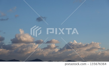 美麗的天空和雲彩 美麗的天空和雲彩 135676364