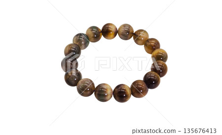 虎眼石手鍊，微距拍攝，白色背景 135676413