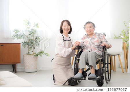 在家照顧坐輪椅的母親 135677057