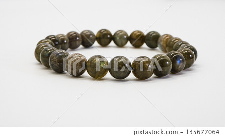 拉長石天然石手鏈微距攝影白色背景 135677064