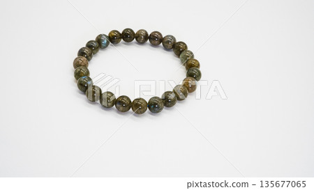 拉長石天然石手鏈微距攝影白色背景 135677065