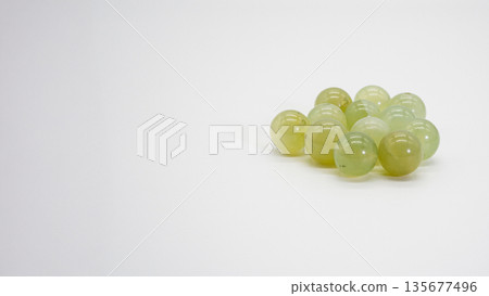 透石膏圓珠微距攝影白色背景 135677496