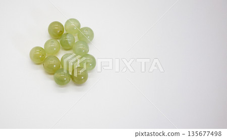 透石膏圓珠微距攝影白色背景 135677498