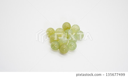 透石膏圓珠微距攝影白色背景 135677499