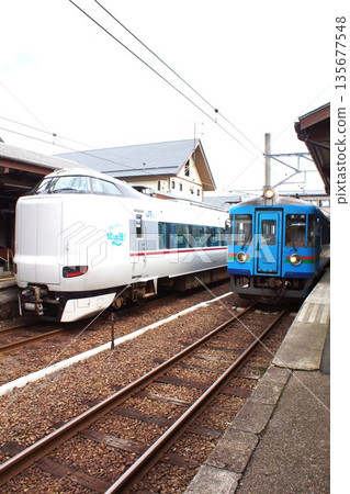 京都丹後鐵道宮福線沿途風景：天橋立站、鐵路巴士柴油動車組（KTR700型）及287系（特急橋立號） 135677548