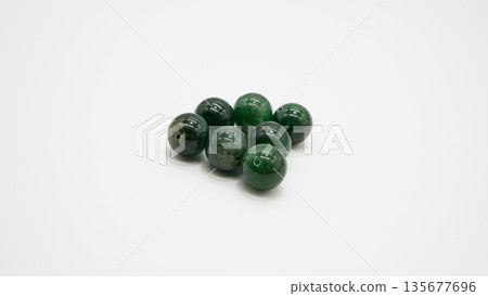 砂金石珠微距攝影白色背景 135677696