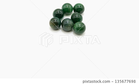 砂金石珠微距攝影白色背景 135677698