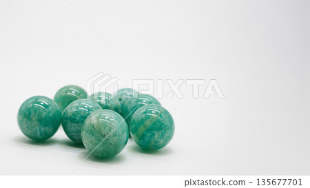 亞馬遜石天然石珠微距攝影白色背景 135677701