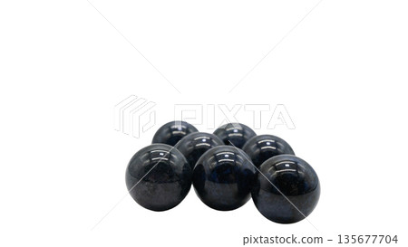 杜莫特石天然石珠微距攝影白色背景 135677704