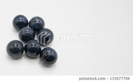 杜莫特石天然石珠微距攝影白色背景 135677706