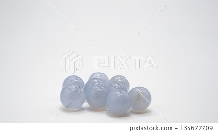 白色背景上的藍色玉髓珠子,留有微距複製空間 白色背景上的藍色玉髓珠子,留有微距複製空間 135677709