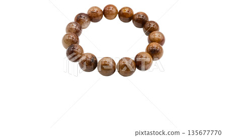 金針狀金紅石石英手鍊微距白色背景 135677770