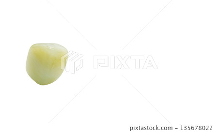 白色背景上的新玉微距攝影，天然石材 135678022