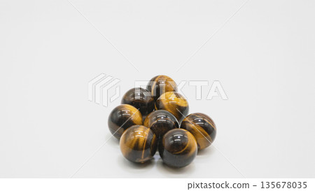 白色背景上的虎眼石珠微距攝影，留白 135678035