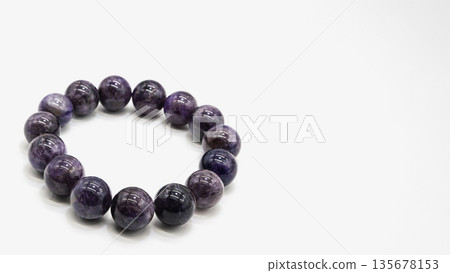 紫水晶手鍊微距攝影白色背景 135678153