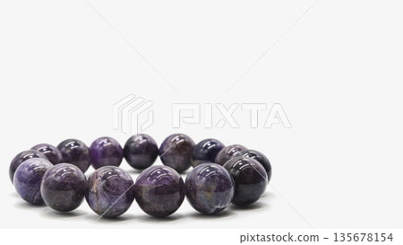 紫水晶手鍊微距攝影白色背景 135678154