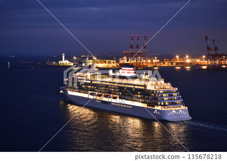 日本橫濱市的城市景觀，包括飛鳥三號、橫濱標誌塔、本牧碼頭和填海工程。 135678218