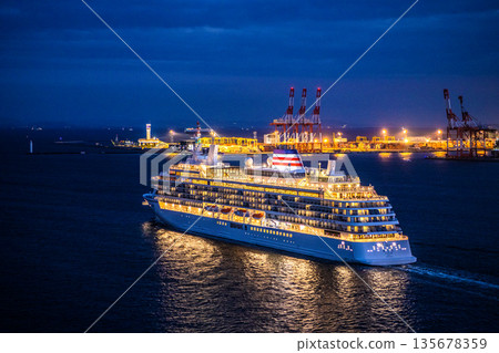 日本橫濱市的城市景觀，包括飛鳥三號、橫濱標誌塔、本牧碼頭和填海工程。 135678359