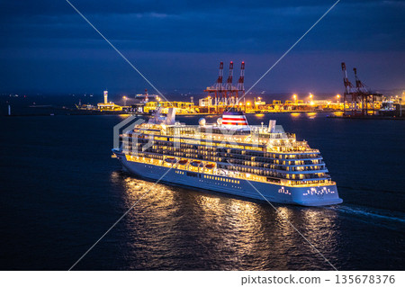 日本橫濱市的城市景觀,包括飛鳥三號、橫濱標誌塔、本牧碼頭和填海工程。 日本橫濱市的城市景觀,包括飛鳥三號、橫濱標誌塔、本牧碼頭和填海工程。 135678376