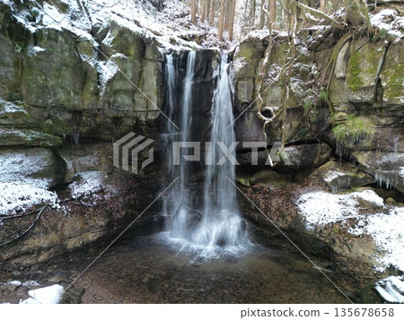 Aerial view of the snowy scenery of Kozo Fudo Falls Aerial view of the snowy scenery of Kozo Fudo Falls 135678658