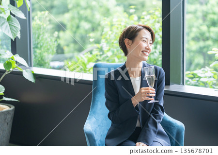 商界男女在晚宴上飲酒 135678701