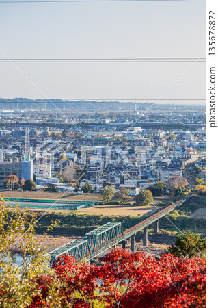 靜岡縣濱松市的秋葉與城市景觀 135678872